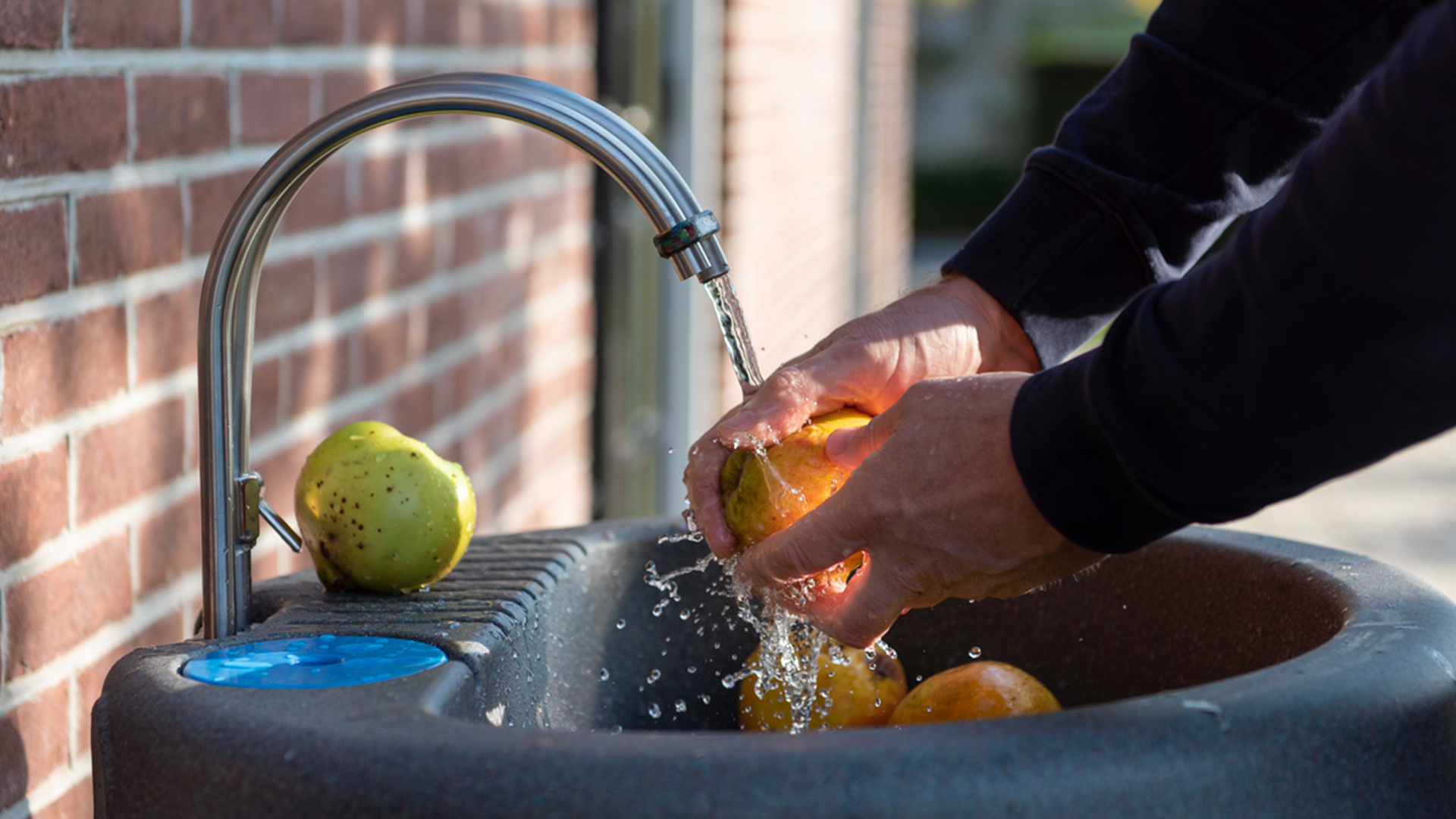 Give your freshly harvested produce a good rinse in the sink. With the optional freshwatertap you always have fresh tapwater available as well. Making sure you never miss out! More importantly it encourages you to make sustainable water choice a part of your daily routines.