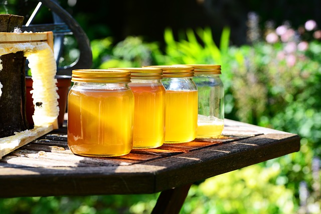 La miel es creada por las abejas que regurgitan el néctar y se lo pasan de un lado a otro de la boca a otro antes de depositarlo y sellarlo en un panal. Su uso previsto es para como alimento para los inviernos de las abejas, pero los humanos adoran este líquido ámbar también, y la cosecha de miel de EE. UU. de 2013 se valoró en 317,1 millones de dólares.
