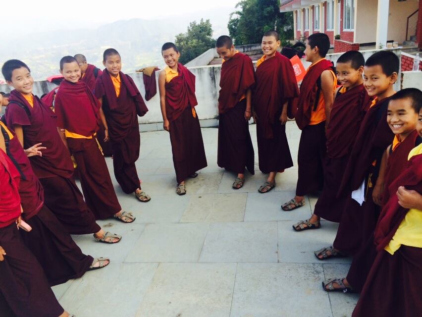 Este grupo de jóvenes monjes novicios parecen encantados con sus nuevos zapatos.