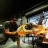 This artist can make literally ANY animal out of glass, even dinosaurs and dragons!