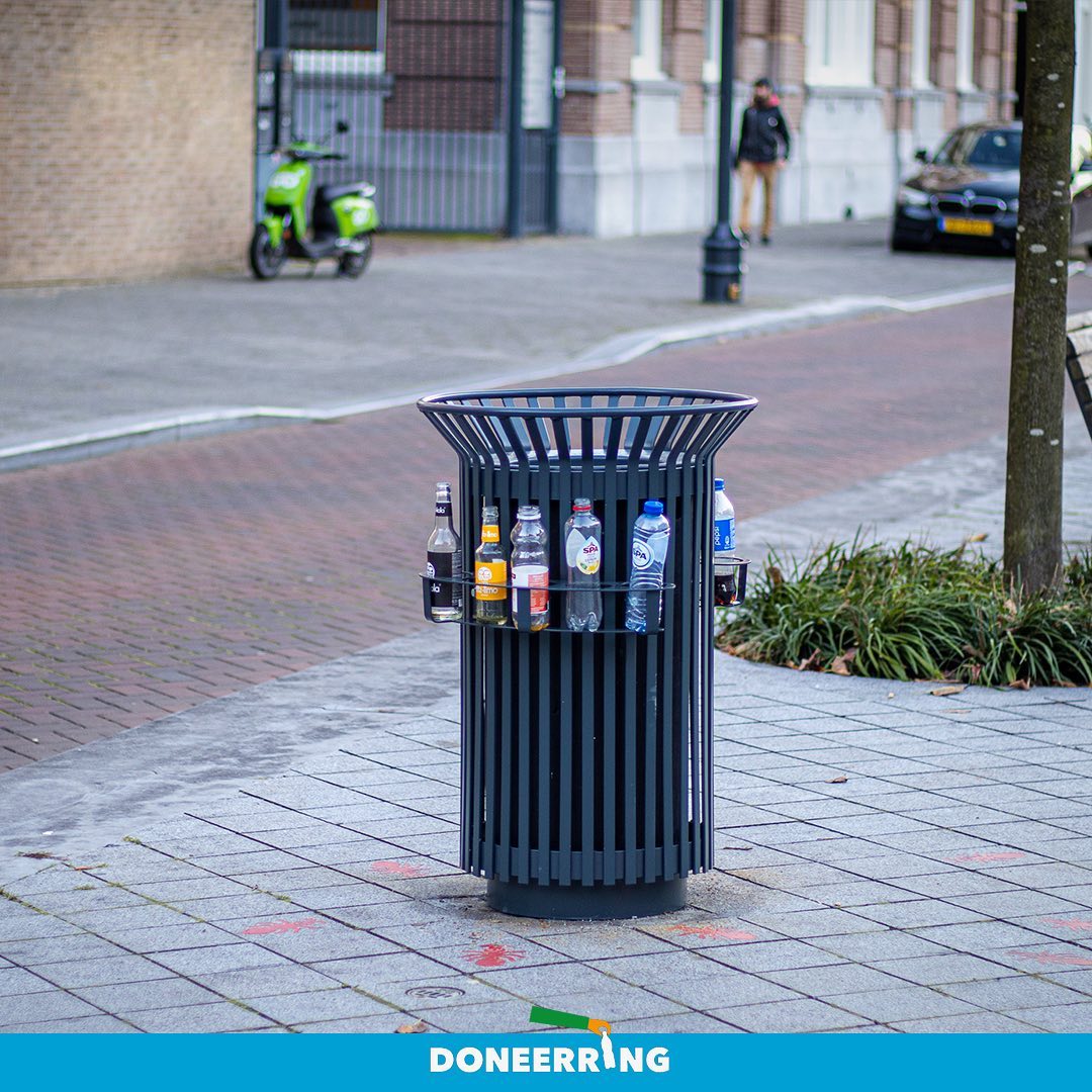 More and more cities attach ‘deposit return holders’ to public bins.