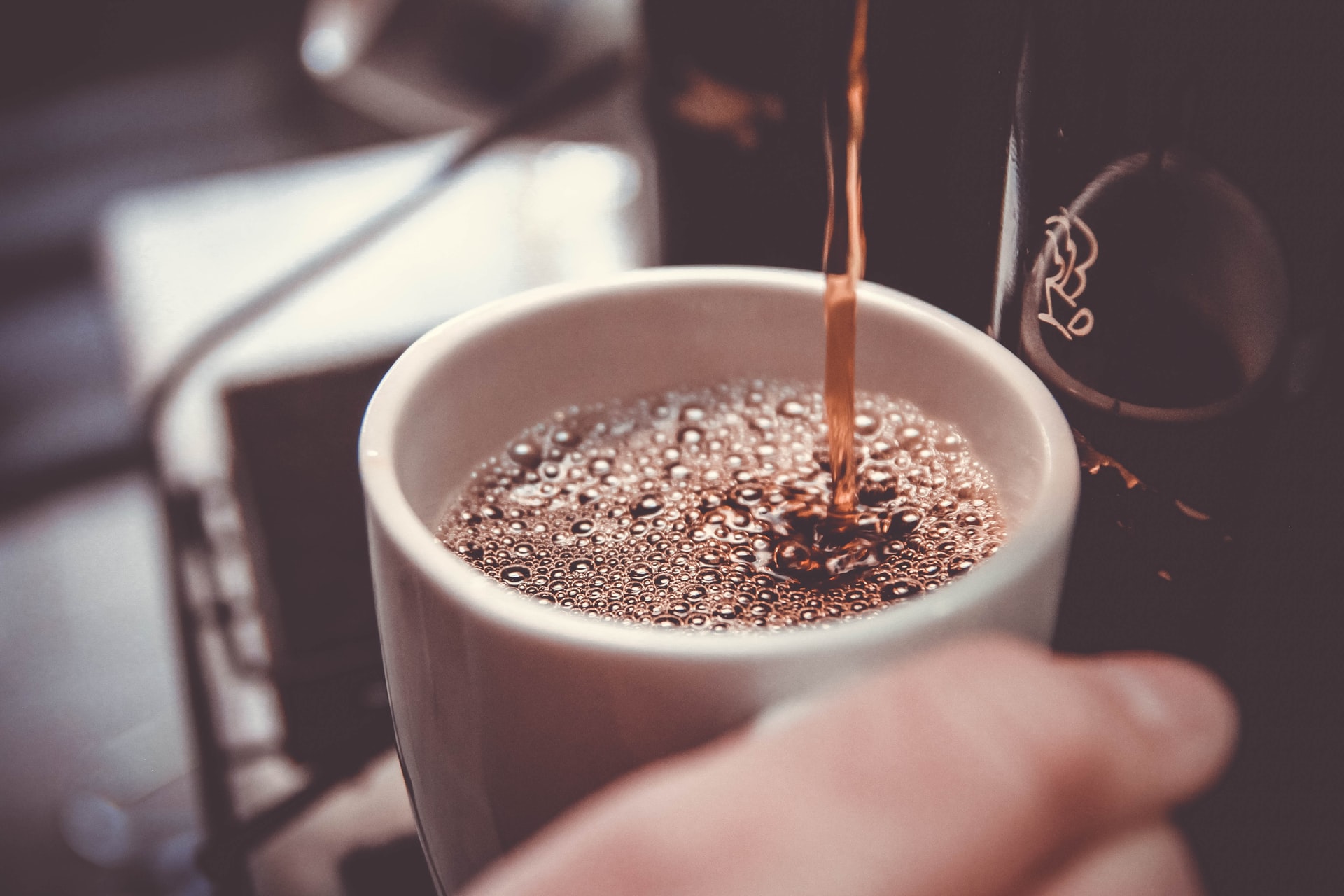 For consumption on the road, for example at a coffee shop, a reusable alternative must be offered. These businesses can do this in the form of a return system, or by letting consumers bring their own cup or container.