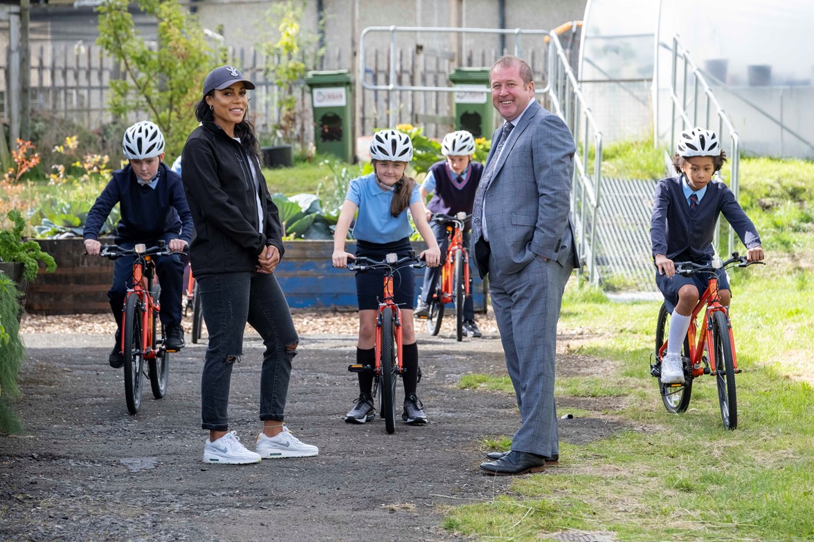 Transport Minister Graeme Dey visited St Paul’s Youth Forum in north-east of Glasgow, alongside Shanaze Reade, ambassador for children and young people for the 2023 UCI Cycling World Championships.