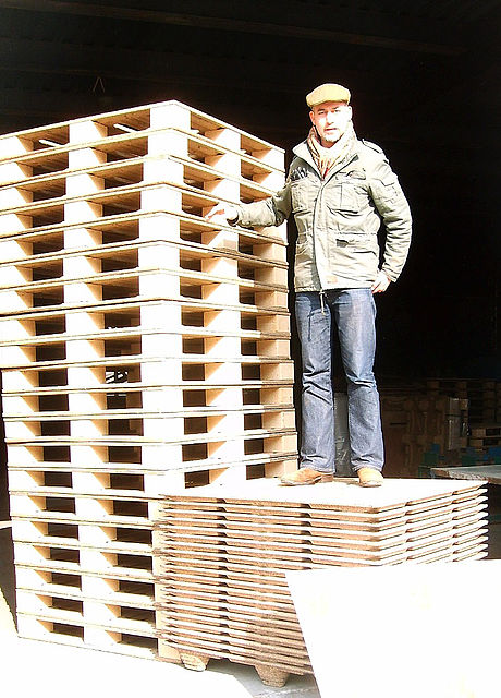 Cocopallets are nest-able, reducing the space they take up, their transport costs, and therefore their carbon footprint. Here we see them beside the equivalent number of traditional timber pallets.
