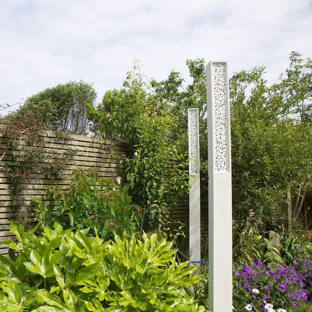 El poste está diseñado como un lugar de anidación para las abejas solitarias, pero también como una hermosa pieza escultórica para proporcionar interés en un jardín o diseño paisajístico.