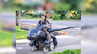 Un padre hace disfraces chulos para niños en silla de ruedas